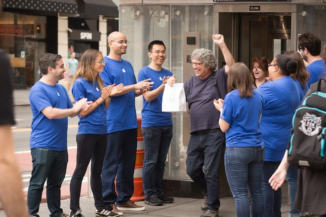 Mỹ: Hàng chục người xếp hàng mua iPhone X tại Apple Store giả được dựng lên cho vui - Ảnh 3.