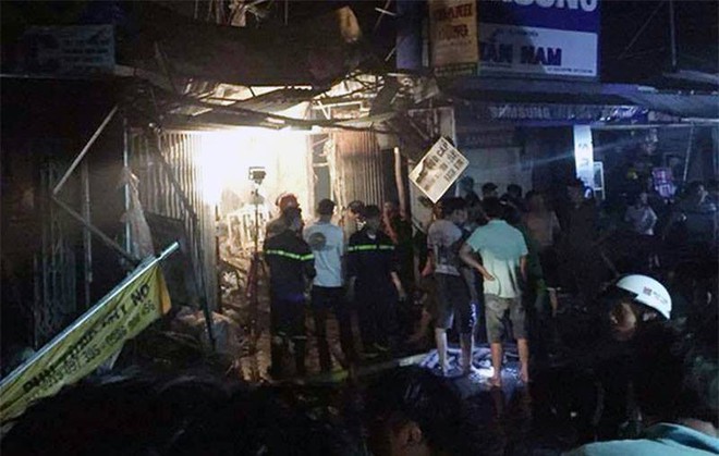 3 bà cháu tử vong, nhiều căn nhà bị thiêu rụi hoàn toàn sau cháy lớn trong khu chợ cũ ở Kiên Giang - Ảnh 1.