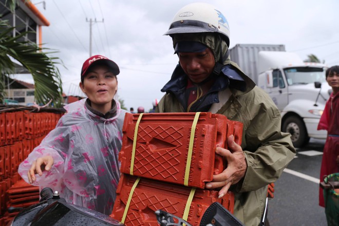Sau cơn bão làm tốc mái hàng ngàn ngôi nhà, người dân Khánh Hòa kéo nhau đổ xô đi mua gạch ngói - Ảnh 5.