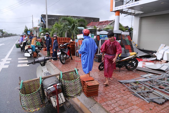 Sau cơn bão làm tốc mái hàng ngàn ngôi nhà, người dân Khánh Hòa kéo nhau đổ xô đi mua gạch ngói - Ảnh 2.