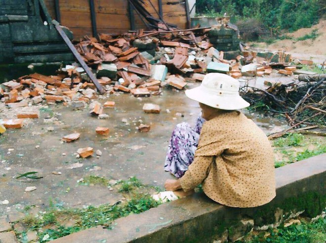 Bức ảnh khiến nhiều người xót xa: Cụ bà neo đơn ngồi thất thần trước căn nhà bị đổ sập ở Phú Yên sau cơn bão số 12 - Ảnh 4.