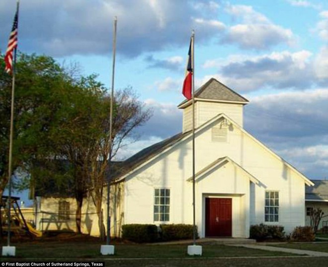 Khung cảnh thương tâm tại nhà thờ, nơi gần 60 người thương vong trong vụ xả súng đẫm máu tại bang Texas, Mỹ - Ảnh 2.