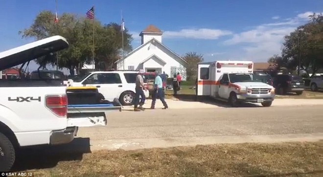 Khung cảnh thương tâm tại nhà thờ, nơi gần 60 người thương vong trong vụ xả súng đẫm máu tại bang Texas, Mỹ - Ảnh 3.