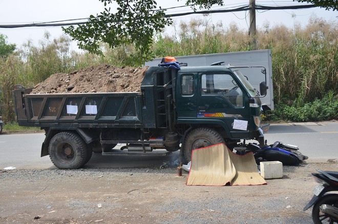 TP.HCM: Xe máy đấu đầu xe ben, nam công nhân 20 tuổi tử vong sau khi bị kéo lê một đoạn dài trên đường - Ảnh 1.