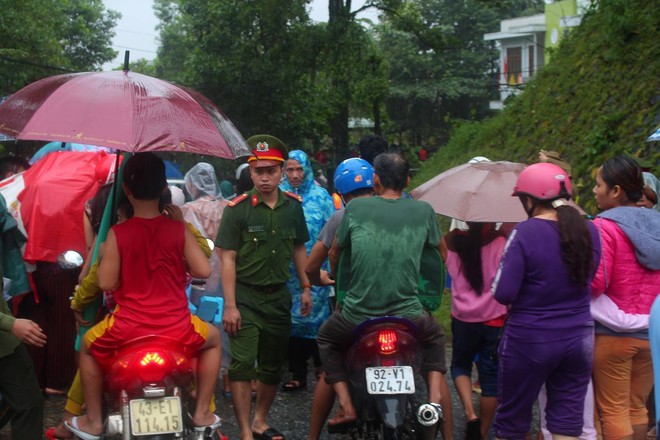 Truy tìm nhóm thanh niên tung tin vỡ đập Thủy điện Sông Tranh 2, khiến người dân chạy lên núi ẩn nấp - Ảnh 2.