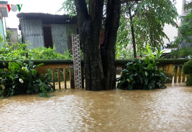 Ảnh: Cuộc sống của người dân Quảng Nam đảo lộn vì mưa lũ - Ảnh 7.