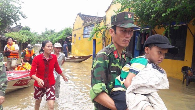 Bộ đội dùng ca nô vượt lũ đưa bé trai 10 tuổi bị đau ruột thừa đi cấp cứu ở Hội An - Ảnh 1.