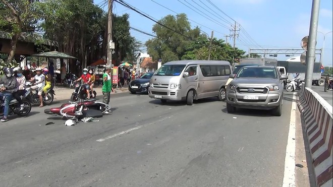 Bình Dương: Bé trai vặn ga xe máy khi đang dừng đèn đỏ, hai mẹ con bị ô tô tông văng hơn 10m - Ảnh 2.