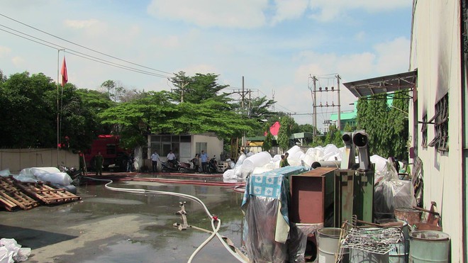 Hàng trăm công nhân tháo chạy tán loạn khỏi đám cháy tại công ty may mặc ở Sài Gòn - Ảnh 4.