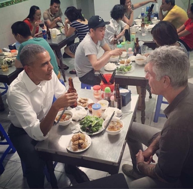 Nhìn lại những hình ảnh dân dã của cựu Tổng thống Barack Obama cách đây 1 năm: ăn bún chả, uống trà đá, thăm chùa địa phương - Ảnh 1.