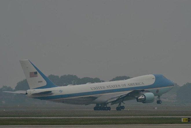 Tổng thống Mỹ lên chuyên cơ Air Force One rời sân bay Nội Bài, khép lại chuyến công du đầu tiên tới Việt Nam - Ảnh 9.