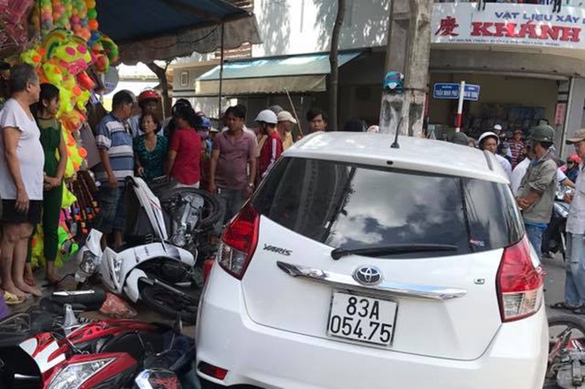 Xế hộp lao l&ecirc;n vỉa h&egrave; đ&acirc;m li&ecirc;n ho&agrave;n nhiều xe m&aacute;y - Ảnh 1.
