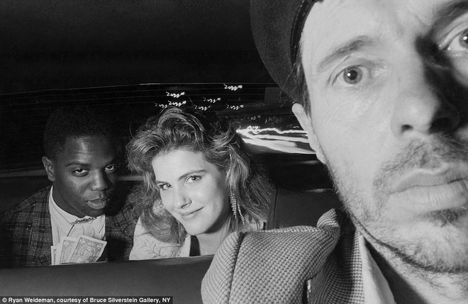 Suốt 30 năm, người tài xế taxi New York cần mẫn chụp ảnh và cho ra đời những tác phẩm kinh ngạc - Ảnh 1.