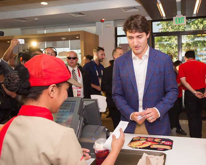 Thủ tướng điển trai Justin Trudeau đi mua gà rán, nước dâu tây và vui vẻ selfie với người hâm mộ tại Philippines - Ảnh 1.