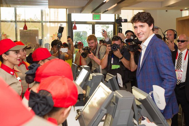 Thủ tướng điển trai Justin Trudeau đi mua gà rán, nước dâu tây và vui vẻ selfie với người hâm mộ tại Philippines - Ảnh 2.