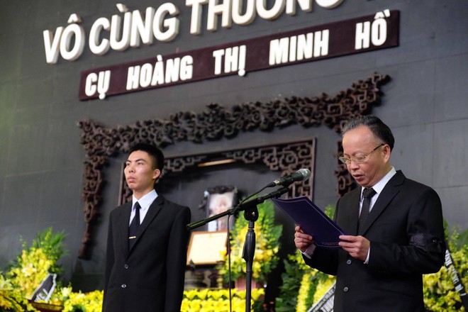 Người th&acirc;n bật kh&oacute;c b&ecirc;n linh cữu cụ b&agrave; Ho&agrave;ng Thị Minh Hồ - người hiến hơn 5.000 lượng v&agrave;ng cho nh&agrave; nước - Ảnh 24.