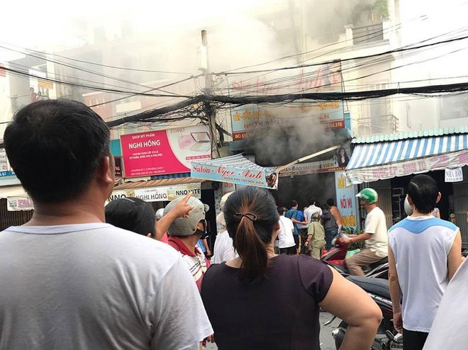 TP.HCM: Cha hoảng sợ gọi cảnh s&aacute;t v&agrave;o cứu con trong ng&ocirc;i nh&agrave; đang ch&aacute;y ng&ugrave;n ngụt - Ảnh 2.