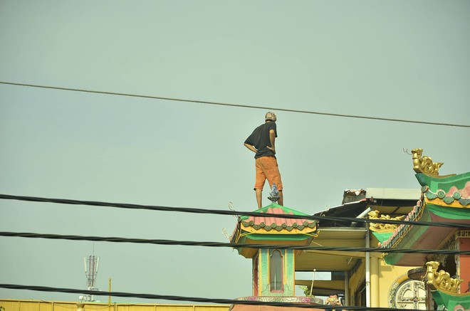 TP.HCM: Thanh niên có biểu hiện ngáo đá trèo lên nóc chùa An Phú la hét gây náo loạn khu phố - Ảnh 1.