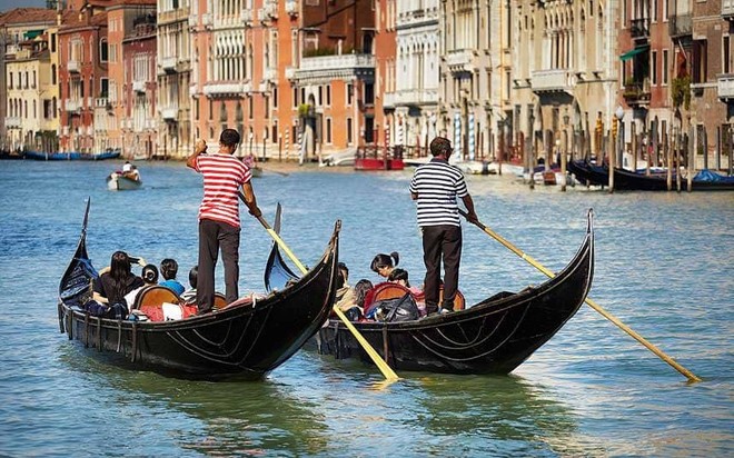 Thích đi du lịch chùa, cặp tình nhân trộm thuyền vòng quanh Venice rồi nhận ngay cái kết thê thảm  - Ảnh 1.