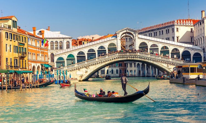 Thích đi du lịch chùa, cặp tình nhân trộm thuyền vòng quanh Venice rồi nhận ngay cái kết thê thảm  - Ảnh 2.