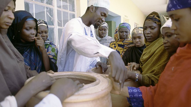 Chiếc “tủ lạnh” đặc biệt của giáo viên người Nigeria: Không cần cắm điện vẫn giữ thức ăn tươi ngon đến 27 ngày - Ảnh 4.