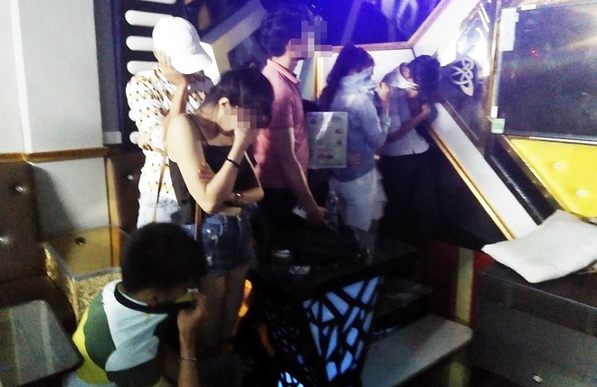 Đồng Nai: Đột kích bất ngờ, bắt nhiều dân chơi mở tiệc ma tuý trong phòng karaoke  - Ảnh 2.