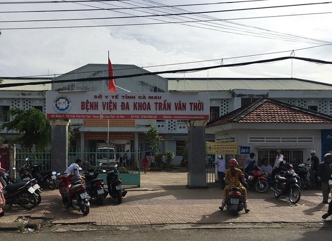 Người nh&agrave; đập ph&aacute; thiết bị y tế sau khi người th&acirc;n mất - Ảnh 1.