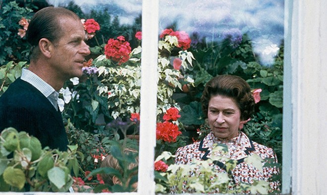 Dù 70 năm trôi qua, Nữ hoàng Elizabeth và Hoàng thân Philip vẫn hạnh phúc trong bộ ảnh kỷ niệm ngày cưới - Ảnh 8.