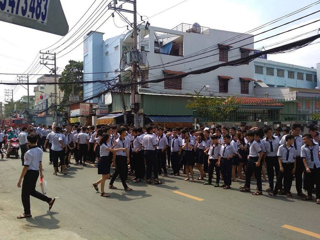 Cháy trường học ở TP.HCM, hàng trăm giáo viên và học sinh tháo chạy thục mạng - Ảnh 3.