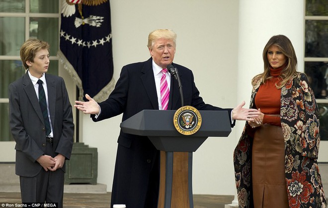 Cậu út Barron Trump giờ đã cao hơn cả mẹ, xuất hiện bảnh bao tại Nhà Trắng nhưng vẫn để lộ vẻ mệt mỏi - Ảnh 1.