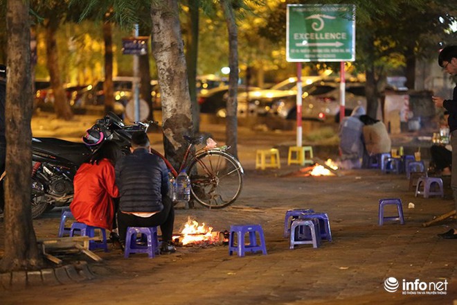 Nhiệt độ xuống thấp 11 độ C, người Hà Nội đốt lửa sưởi ấm - Ảnh 1.