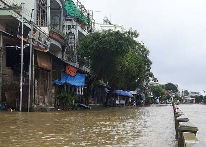 Đường phố B&igrave;nh Định ch&igrave;m trong biển nước, người d&acirc;n d&ugrave;ng m&aacute;y c&agrave;y vượt lũ - Ảnh 3.