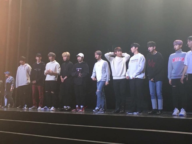 Fan Việt nổi đóa khi Wanna One vừa xuống sân bay đã bị bắt đi diễn tập lúc nửa đêm - Ảnh 1.