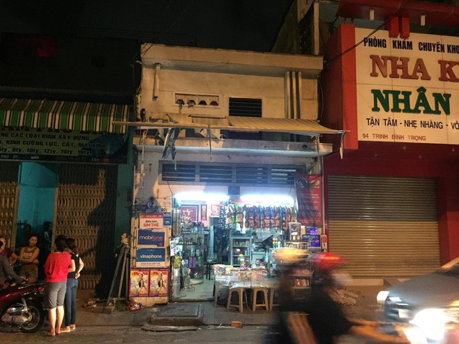 Đang đi mua b&aacute;nh, b&eacute; trai 6 tuổi bị bảo vệ d&acirc;n phố d&ugrave;ng dao s&aacute;t hại giữa đường S&agrave;i G&ograve;n - Ảnh 2.