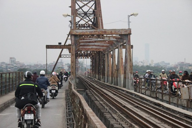 Cận cảnh khu vực ph&aacute;t hiện bom khủng cầu Long Bi&ecirc;n - Ảnh 2.