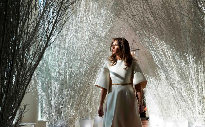 Bà Melania Trump mặc váy trắng đẹp như thiên thần tuyết,  chuẩn bị cho Giáng sinh tại Nhà Trắng  - Ảnh 1.