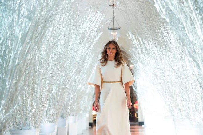 Bà Melania Trump mặc váy trắng đẹp như thiên thần tuyết,  chuẩn bị cho Giáng sinh tại Nhà Trắng  - Ảnh 2.