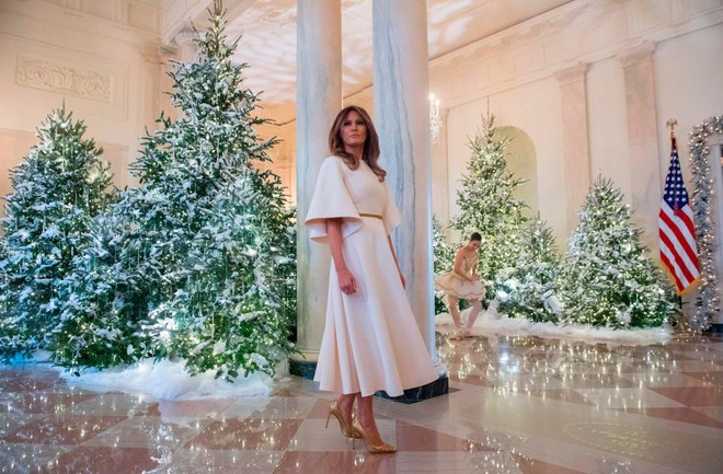 Bà Melania Trump mặc váy trắng đẹp như thiên thần tuyết,  chuẩn bị cho Giáng sinh tại Nhà Trắng  - Ảnh 4.