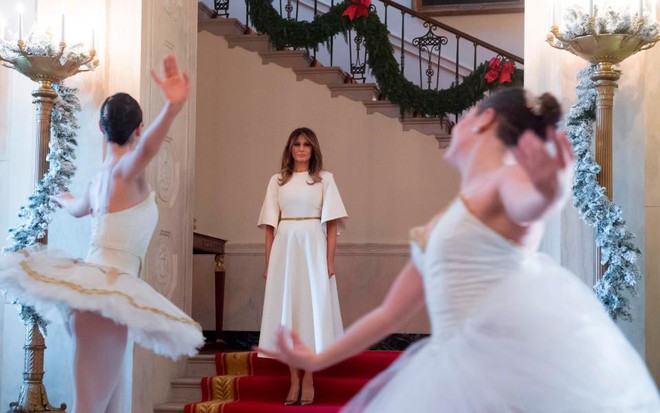 Bà Melania Trump mặc váy trắng đẹp như thiên thần tuyết,  chuẩn bị cho Giáng sinh tại Nhà Trắng  - Ảnh 5.