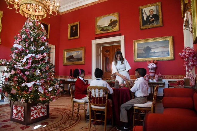 Bà Melania Trump mặc váy trắng đẹp như thiên thần tuyết,  chuẩn bị cho Giáng sinh tại Nhà Trắng  - Ảnh 6.