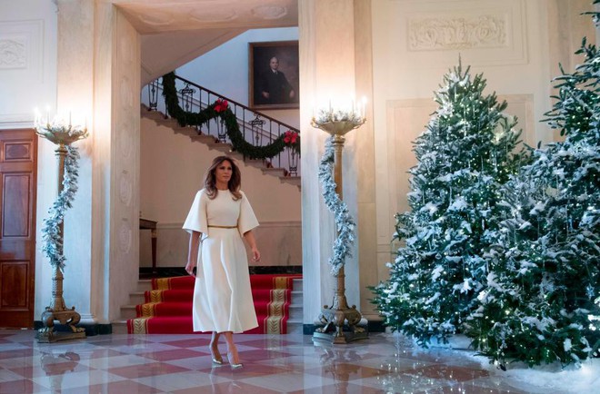 Bà Melania Trump mặc váy trắng đẹp như thiên thần tuyết,  chuẩn bị cho Giáng sinh tại Nhà Trắng  - Ảnh 7.