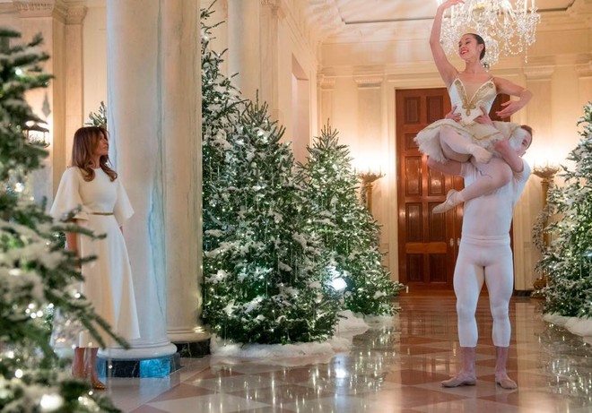 Bà Melania Trump mặc váy trắng đẹp như thiên thần tuyết,  chuẩn bị cho Giáng sinh tại Nhà Trắng  - Ảnh 8.