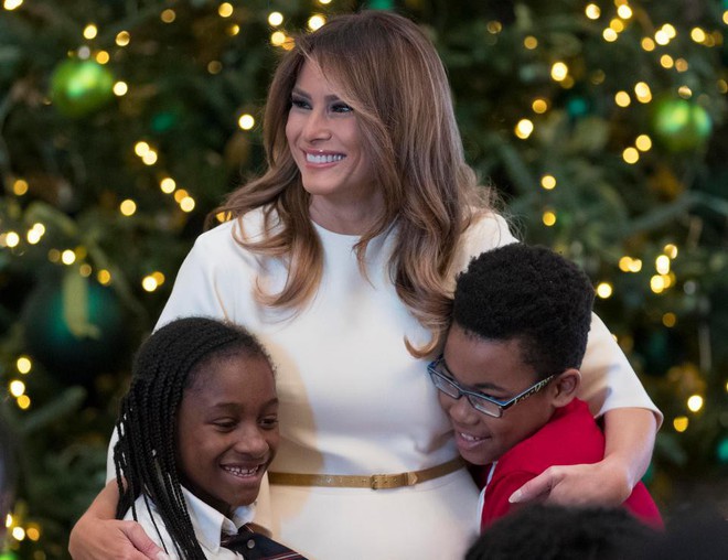 Bà Melania Trump mặc váy trắng đẹp như thiên thần tuyết,  chuẩn bị cho Giáng sinh tại Nhà Trắng  - Ảnh 9.