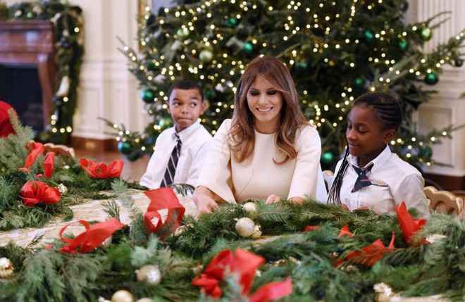 Bà Melania Trump mặc váy trắng đẹp như thiên thần tuyết,  chuẩn bị cho Giáng sinh tại Nhà Trắng  - Ảnh 10.