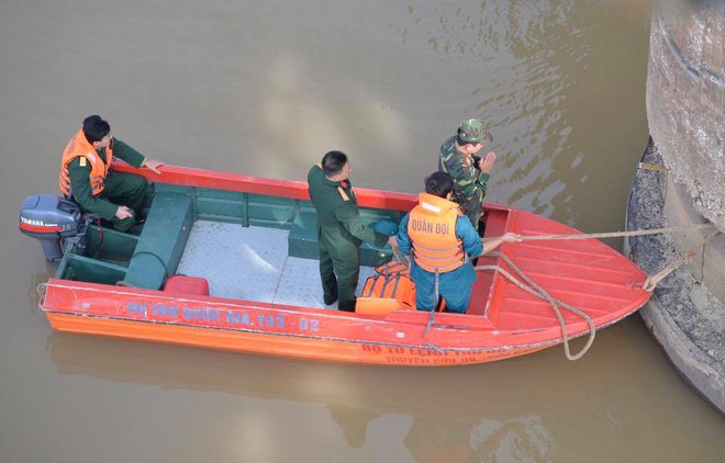 H&agrave; Nội: Trục vớt th&agrave;nh c&ocirc;ng quả bom d&agrave;i 2m ở ch&acirc;n cầu Long Bi&ecirc;n - Ảnh 2.