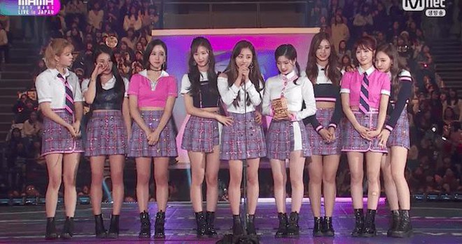 TWICE gi&agrave;nh giải B&agrave;i h&aacute;t của năm với ca kh&uacute;c tệ nhất sự nghiệp, netizen: Chuyện qu&aacute;i g&igrave; đang diễn ra ở MAMA? - Ảnh 1.