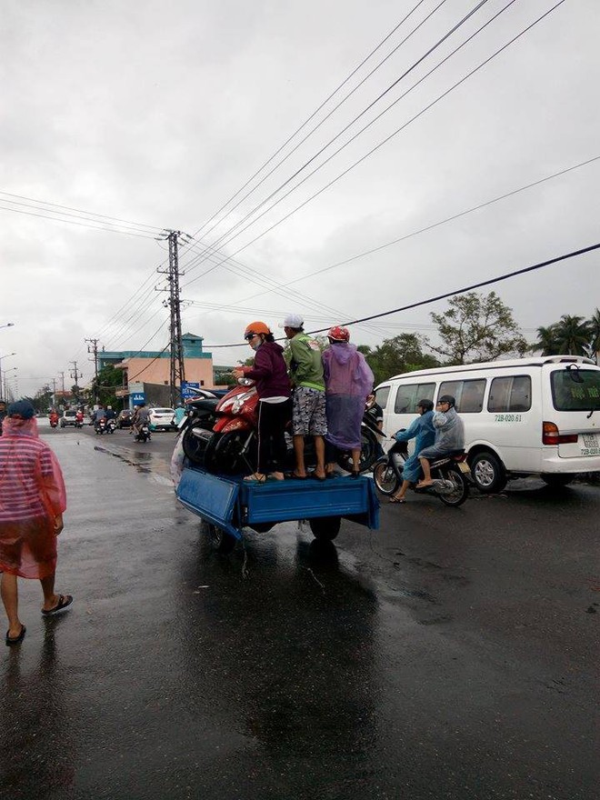 Mưa lớn kéo dài 2 ngày, nhiều khu vực tại thành phố Nha Trang ngập sâu - Ảnh 8.