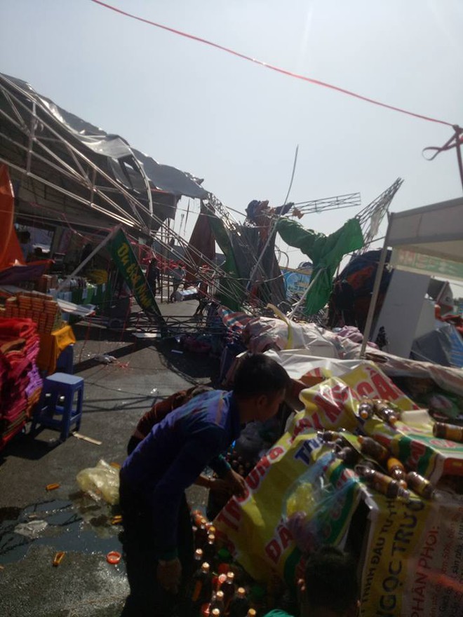 Clip: Lốc xoáy tàn phá tan hoang hàng loạt gian hàng tại hội chợ ở Quảng Ninh, nhiều người dân ôm con nhỏ bỏ chạy - Ảnh 4.
