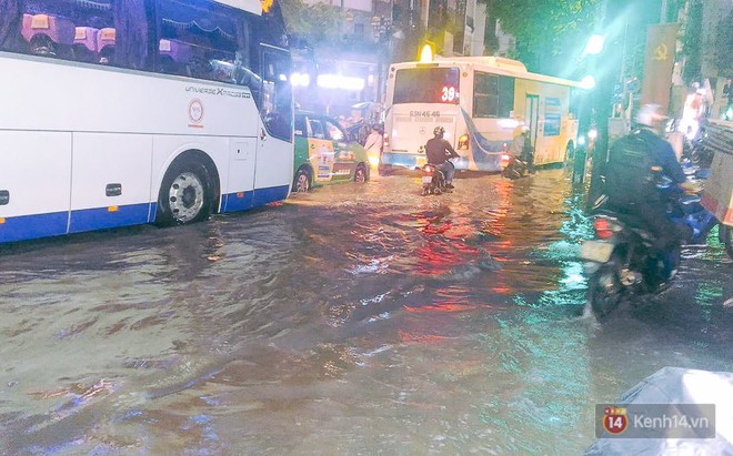 Trung tâm Sài Gòn lại ngập sâu vì mưa kết hợp triều cường, người dân ì ạch đẩy bộ xe chết máy về nhà - Ảnh 2.