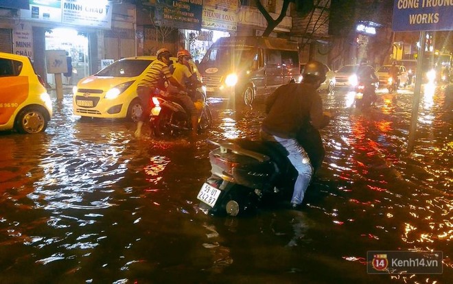 Trung tâm Sài Gòn lại ngập sâu vì mưa kết hợp triều cường, người dân ì ạch đẩy bộ xe chết máy về nhà - Ảnh 4.